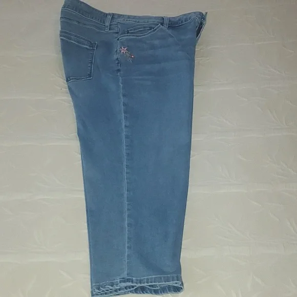 Croft & Barrow Capri Jeans - Picture 3 of 9